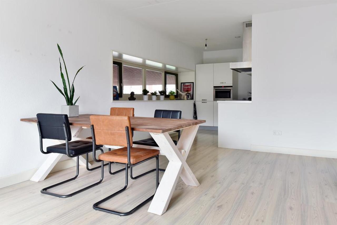 Corner apartment with balcony and parking space - Image 2