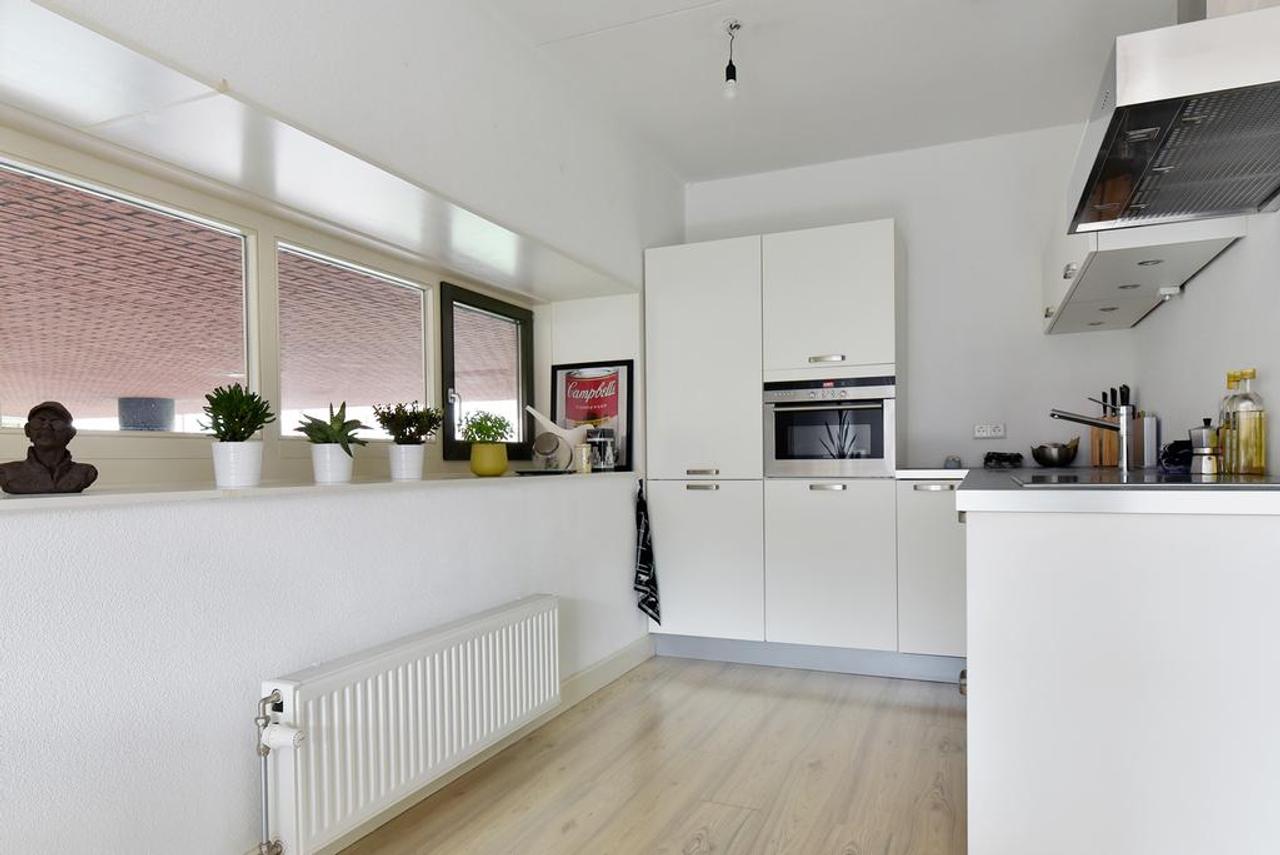 Corner apartment with balcony and parking space - Image 3