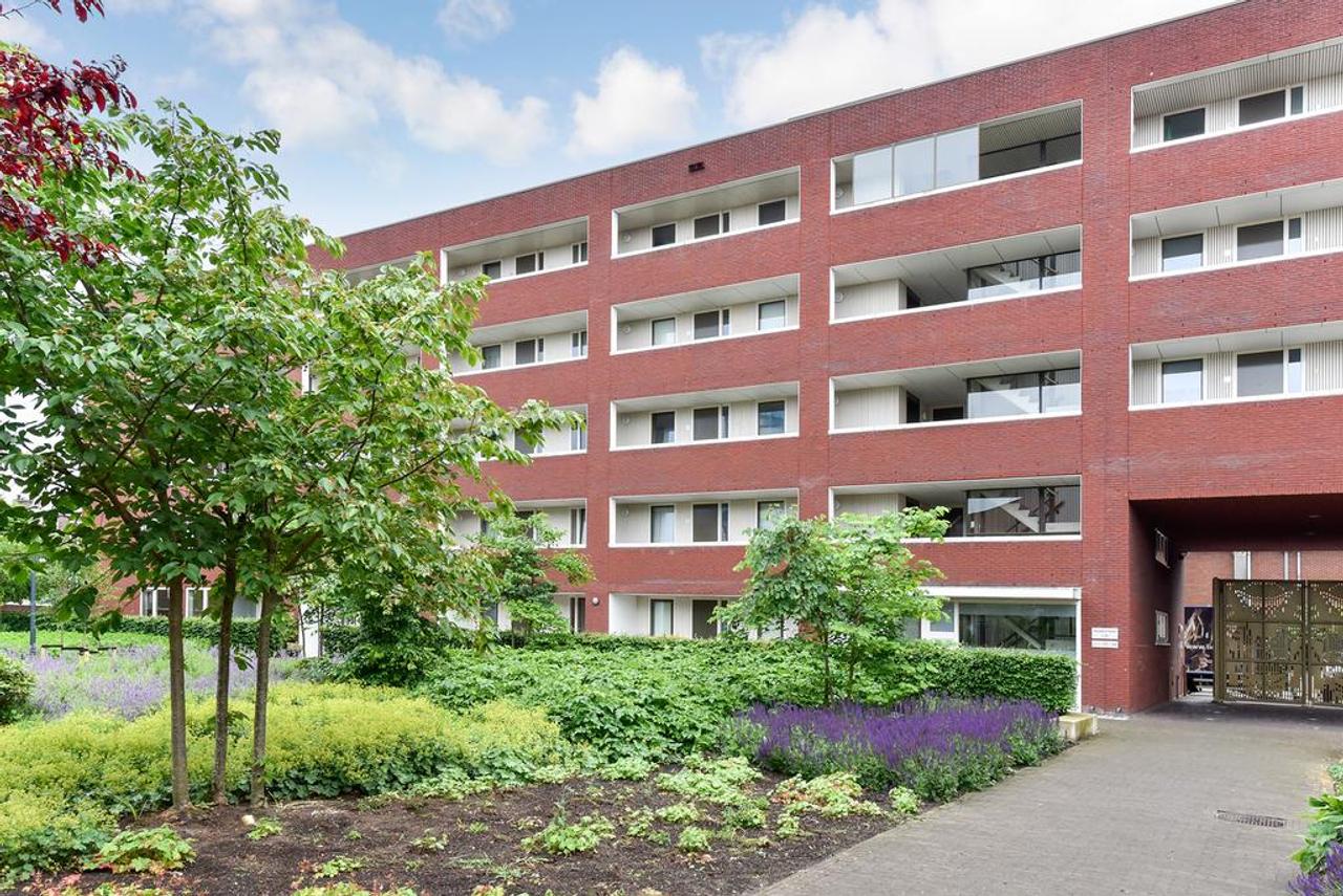 Corner apartment with balcony and parking space - Image 4