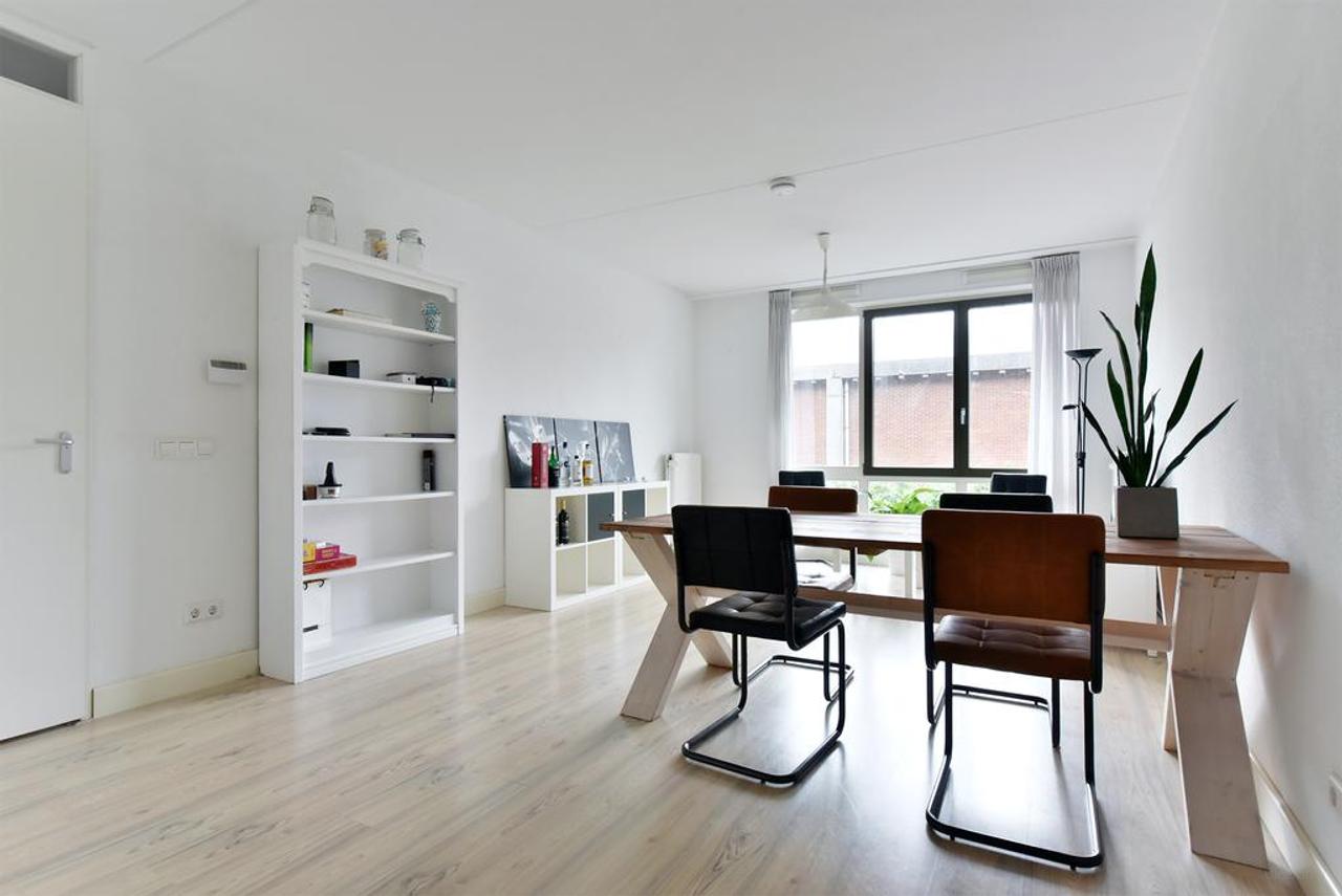 Corner apartment with balcony and parking space - Image 10