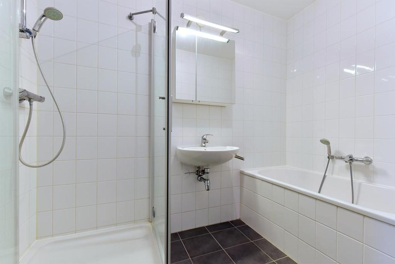 Corner apartment with balcony and parking space - Image 12