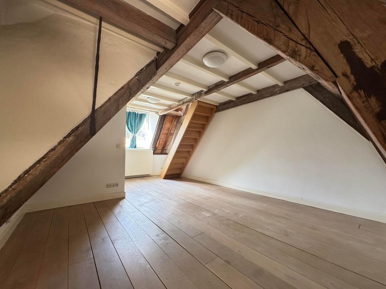 90 m² with Canal-Side Balcony - Image 17