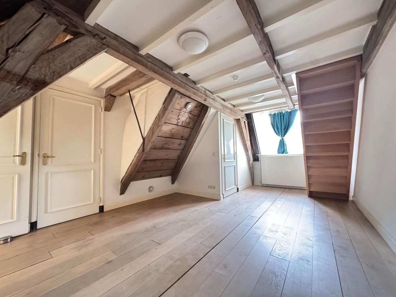 90 m² with Canal-Side Balcony - Image 18