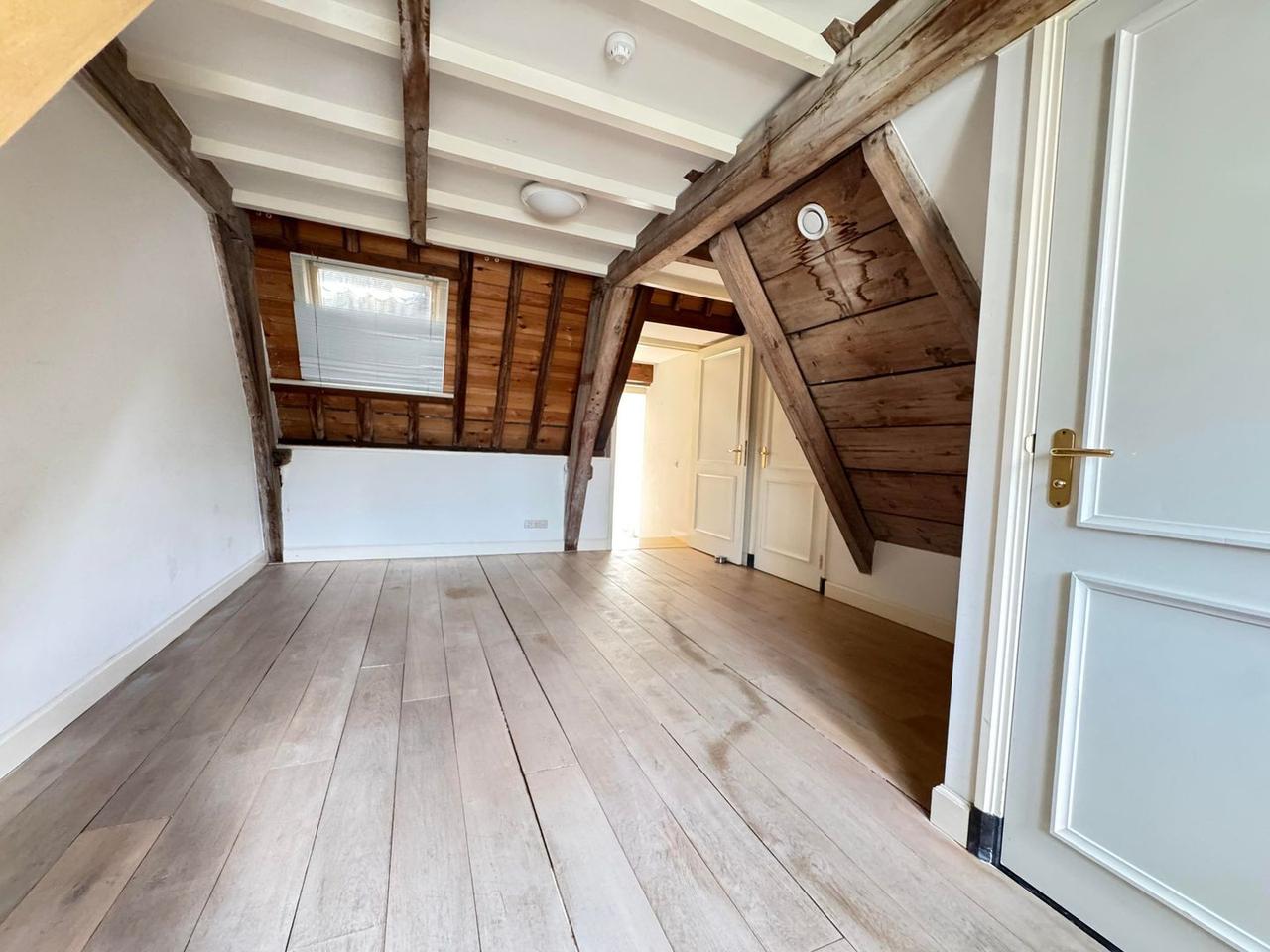 90 m² with Canal-Side Balcony - Image 19
