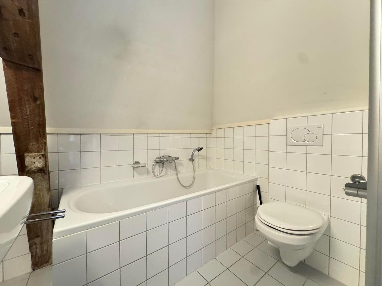 90 m² with Canal-Side Balcony - Image 22