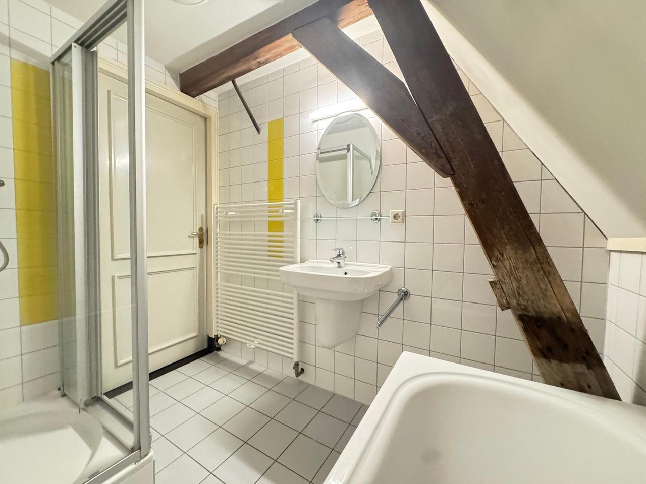 90 m² with Canal-Side Balcony - Image 25