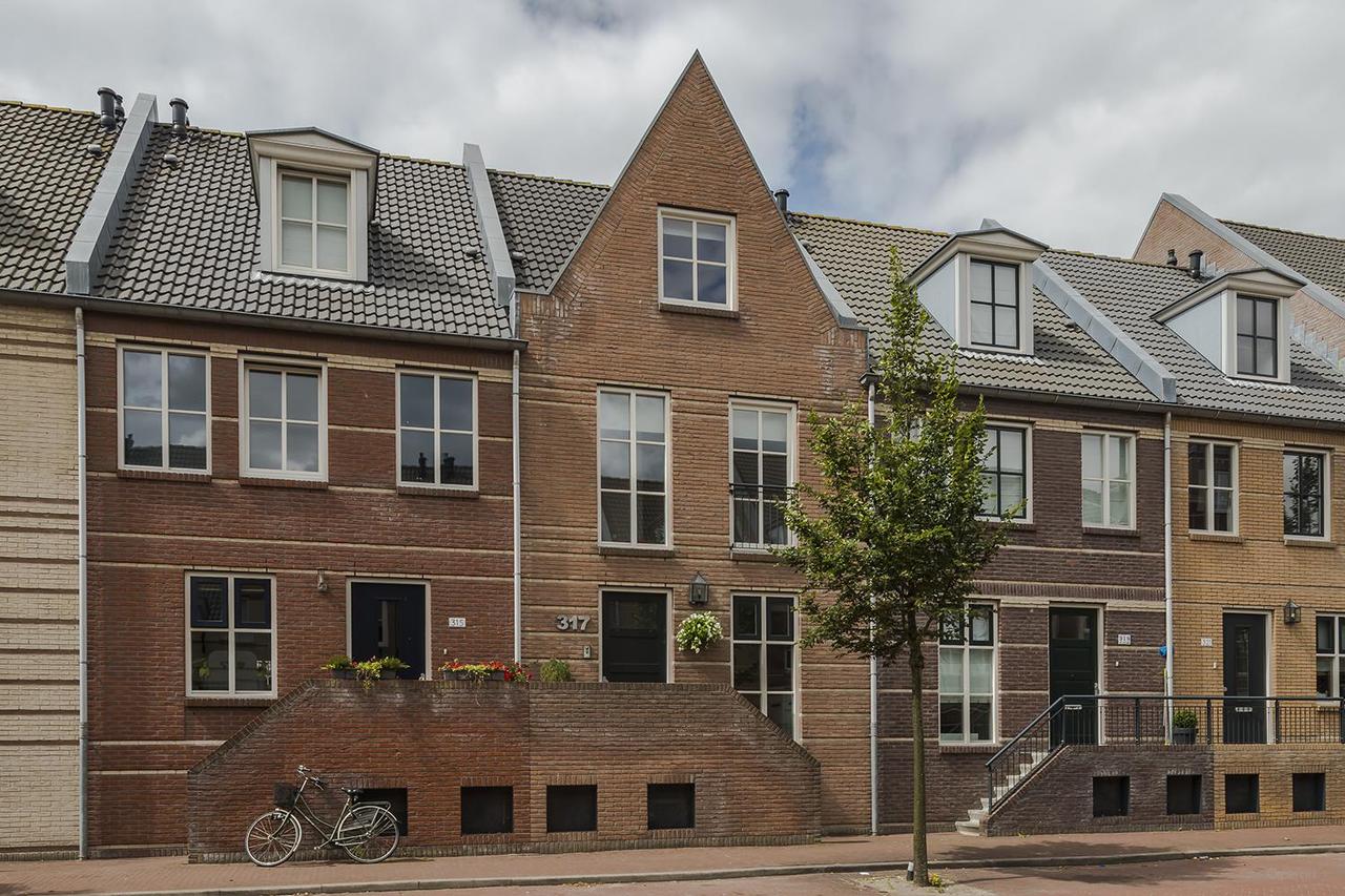 City Villa with Roof Terrace and Garage - Image 2