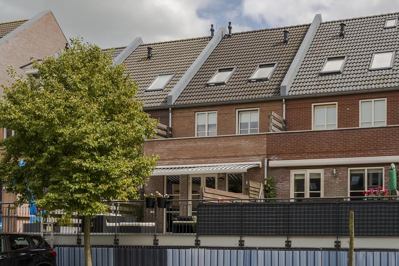 City Villa with Roof Terrace and Garage - Image 18