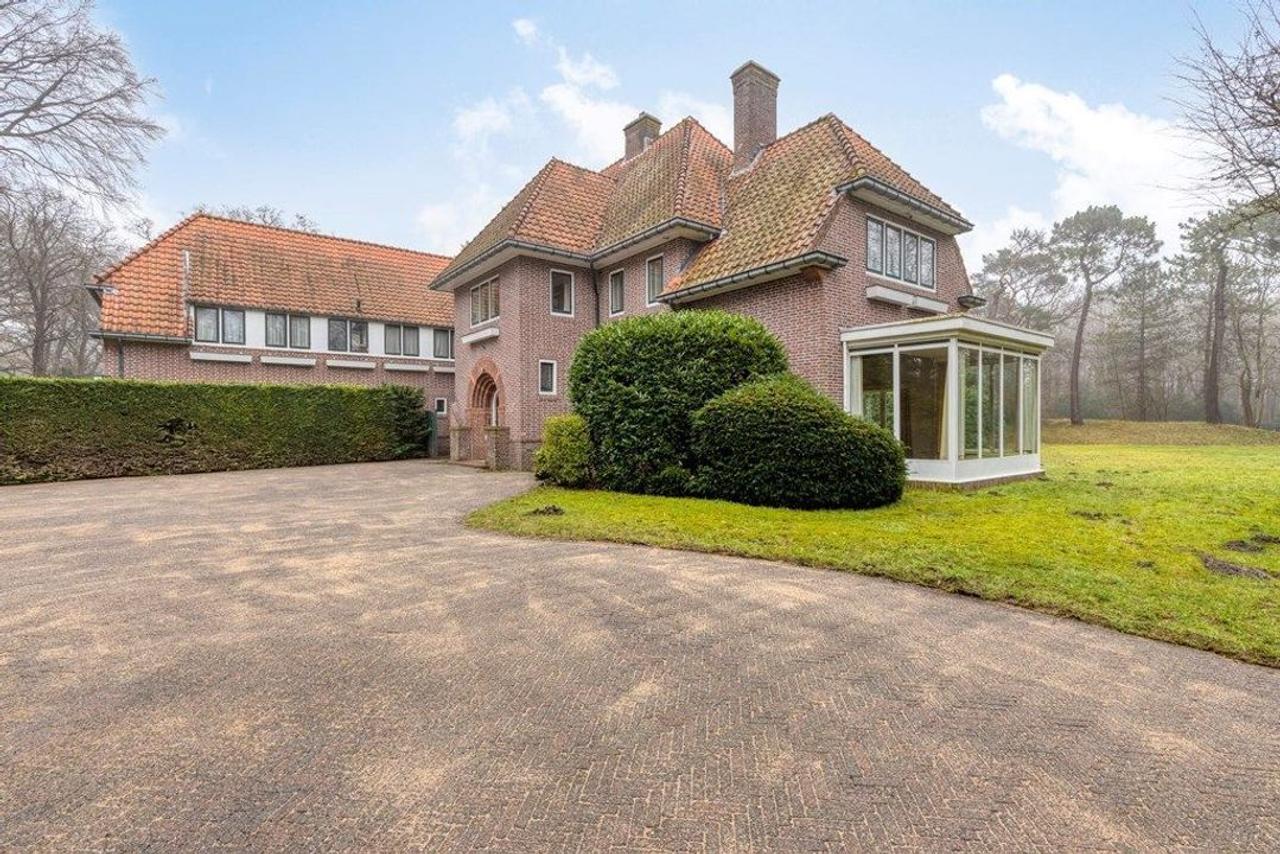 Detached living with 8 bedrooms - Image 1