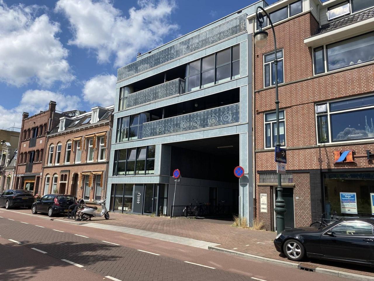 138 m² with canal-side terrace - Image 1