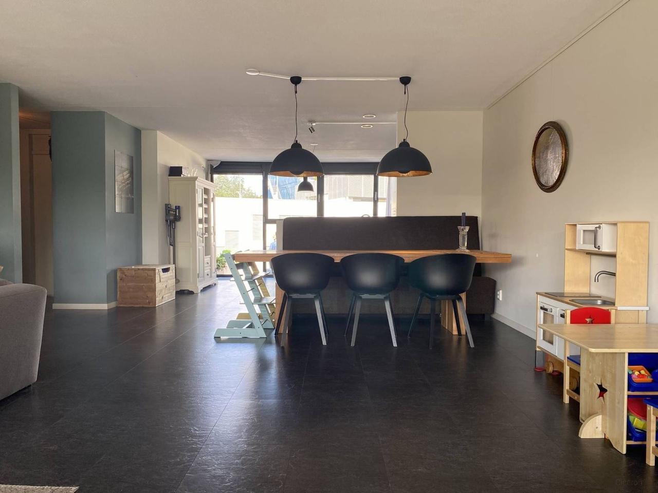 138 m² with canal-side terrace - Image 9