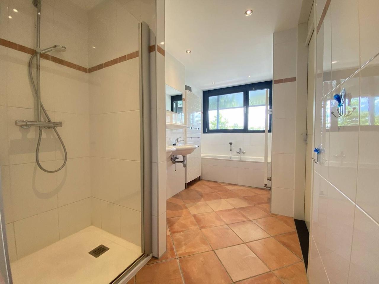 138 m² with canal-side terrace - Image 21