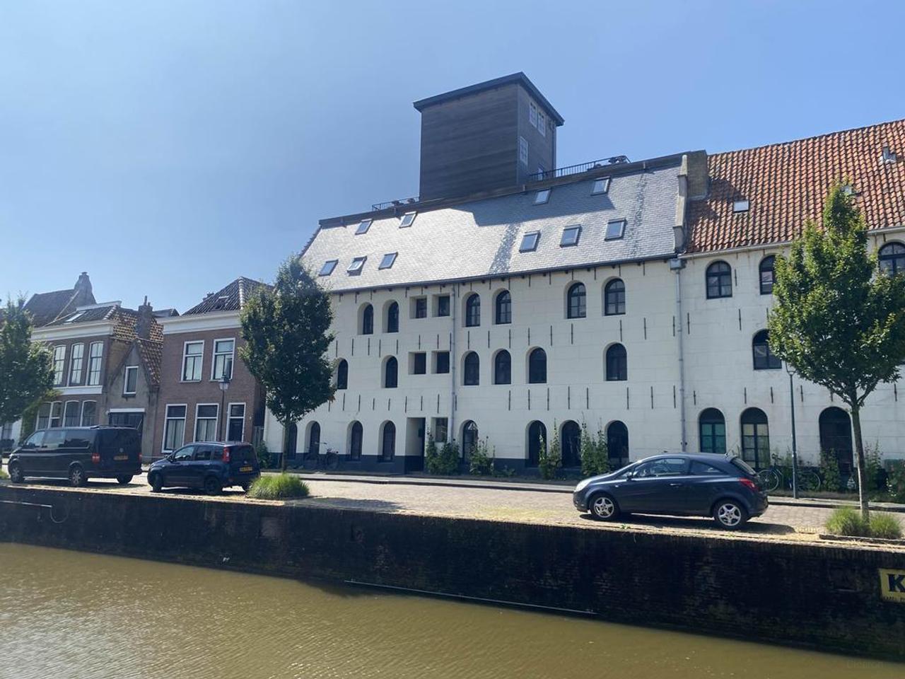 Furnished 2-bedroom apartment on the canal - Image 1