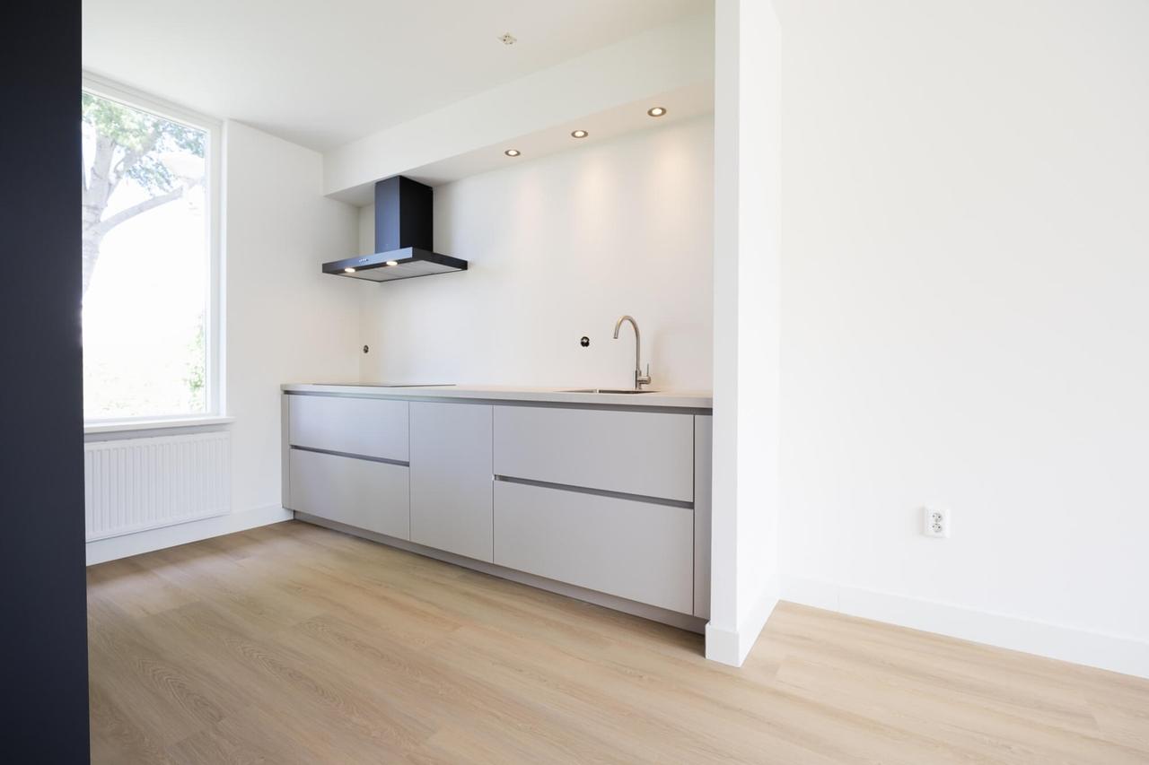Renovated family home with garden - Image 4