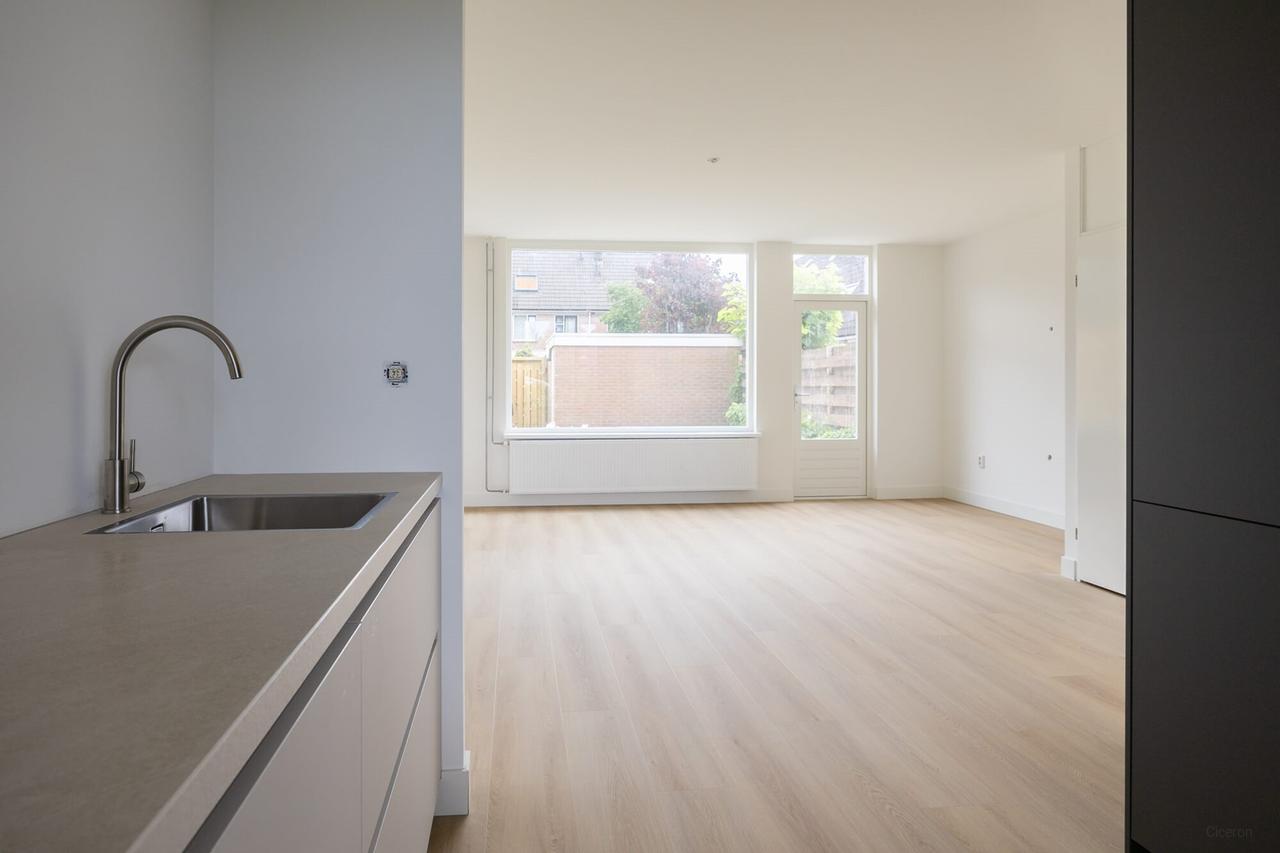 Renovated family home with garden - Image 6