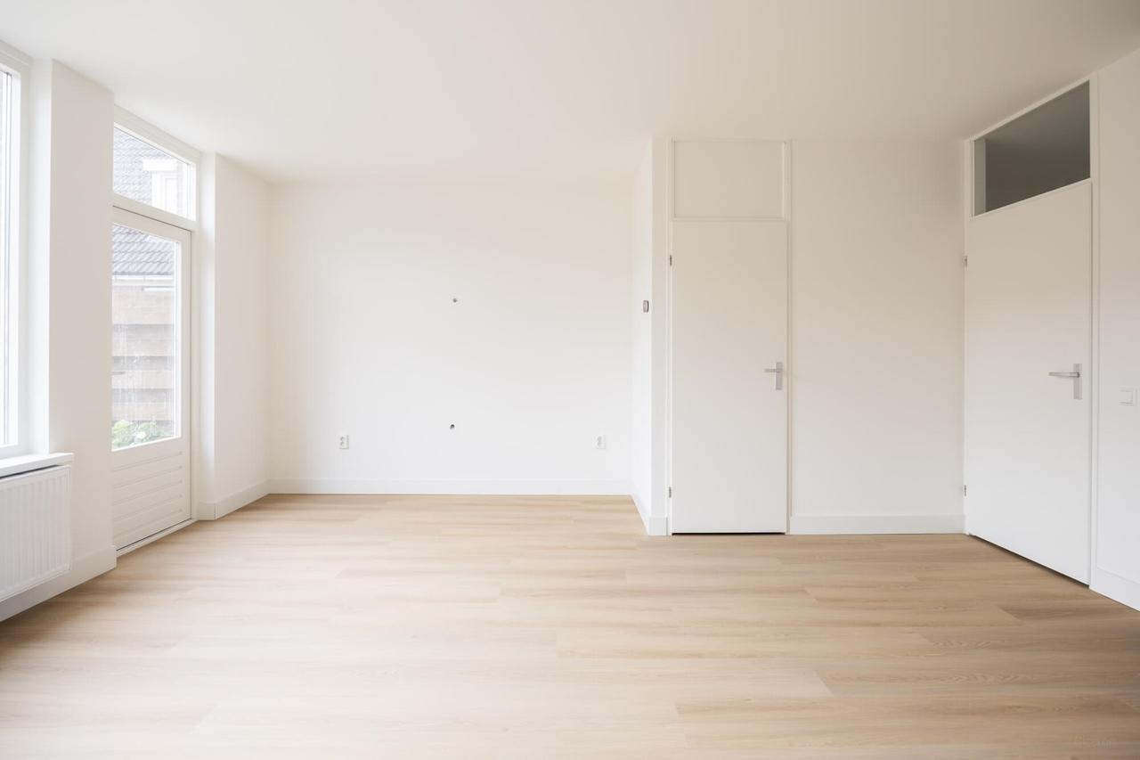 Renovated family home with garden - Image 8