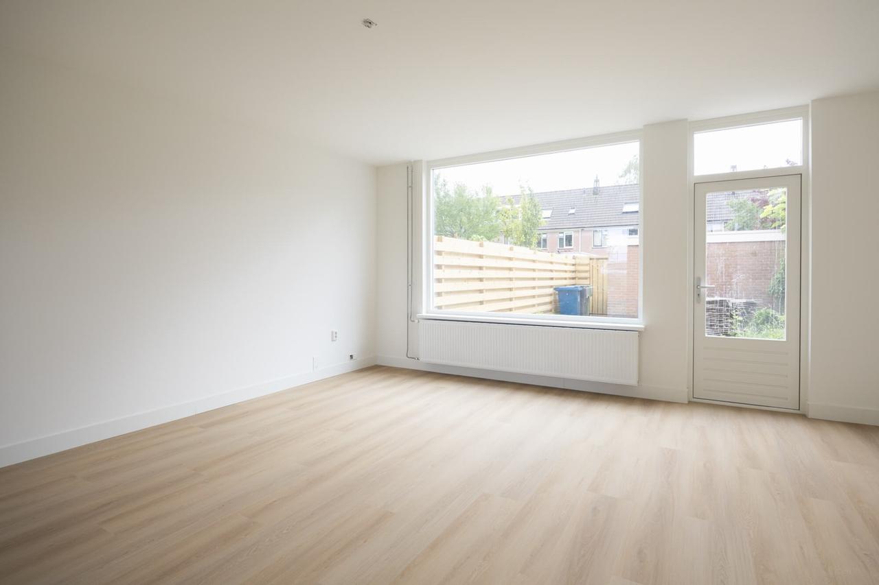 Renovated family home with garden - Image 9