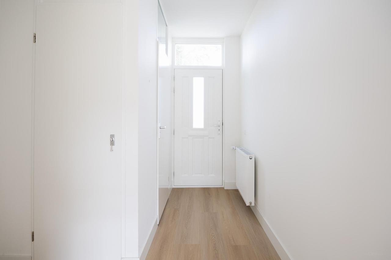 Renovated family home with garden - Image 10