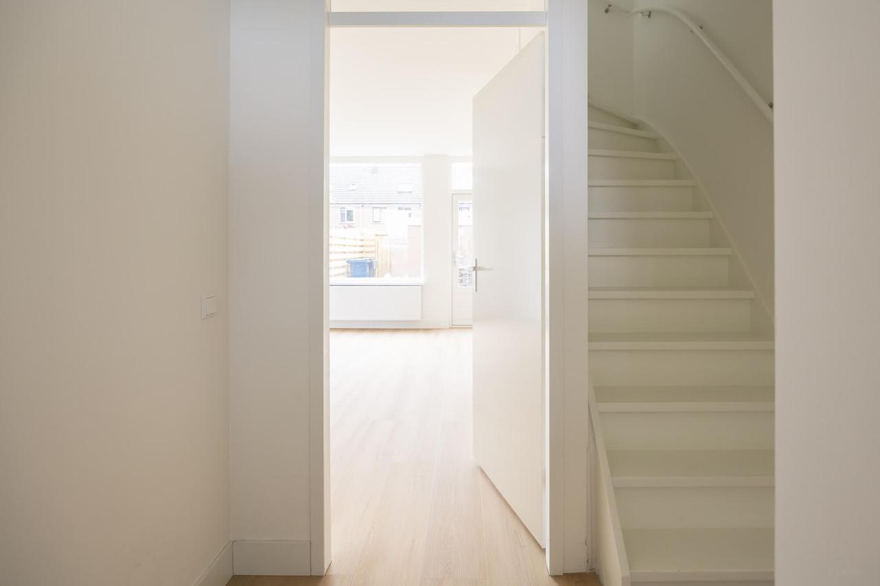 Renovated family home with garden - Image 11