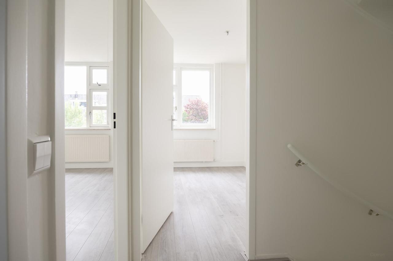 Renovated family home with garden - Image 12