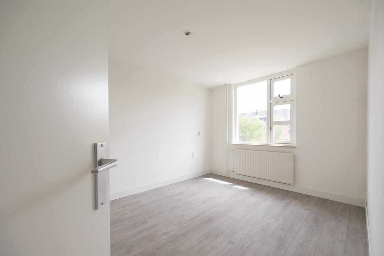 Renovated family home with garden - Image 13