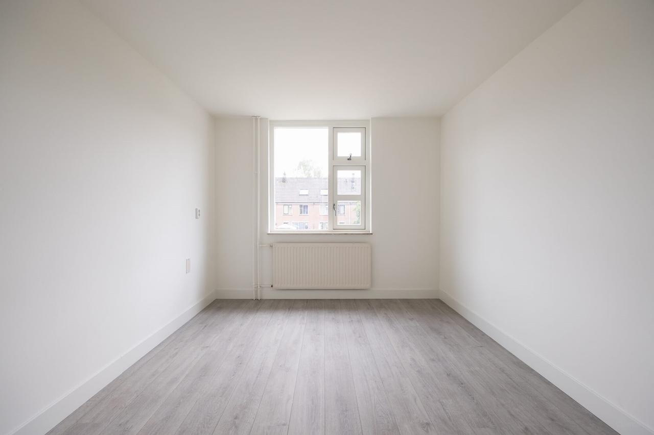 Renovated family home with garden - Image 14