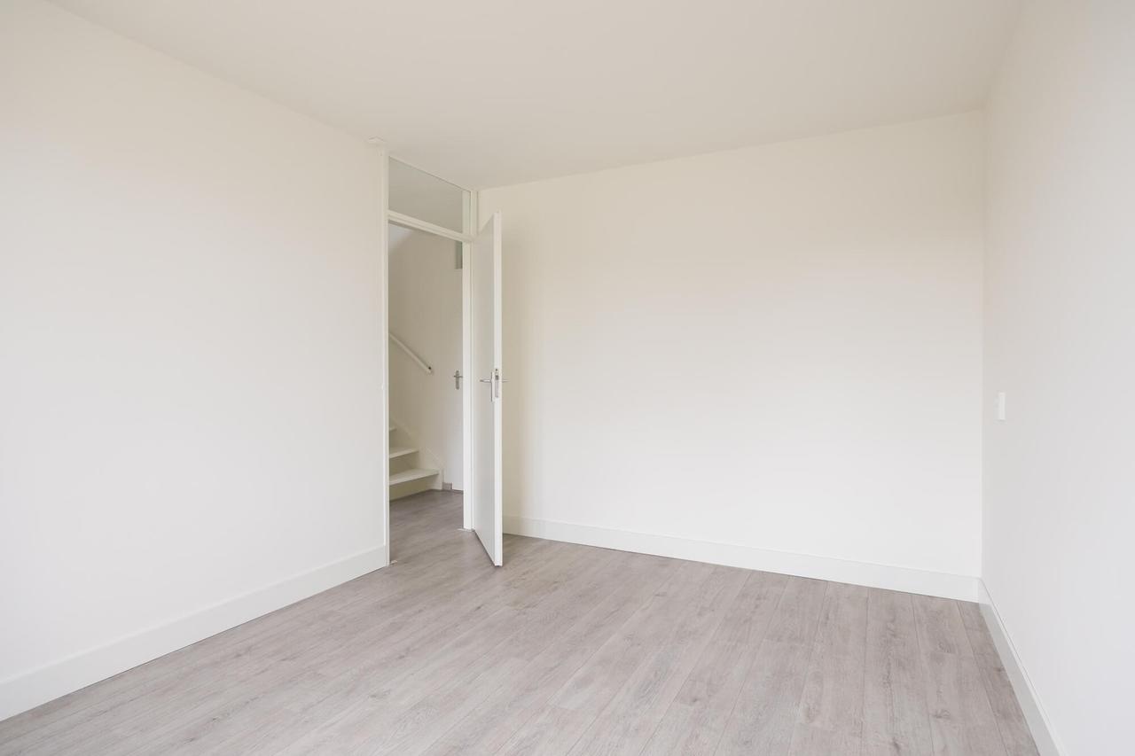 Renovated family home with garden - Image 15