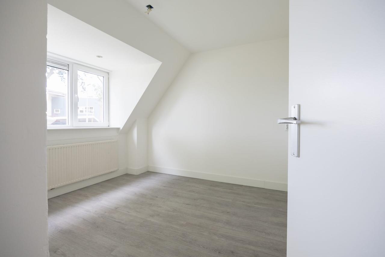 Renovated family home with garden - Image 16