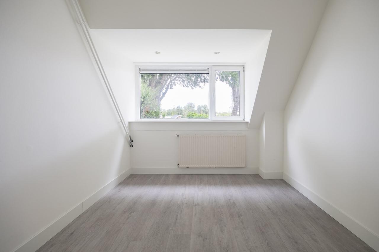 Renovated family home with garden - Image 17