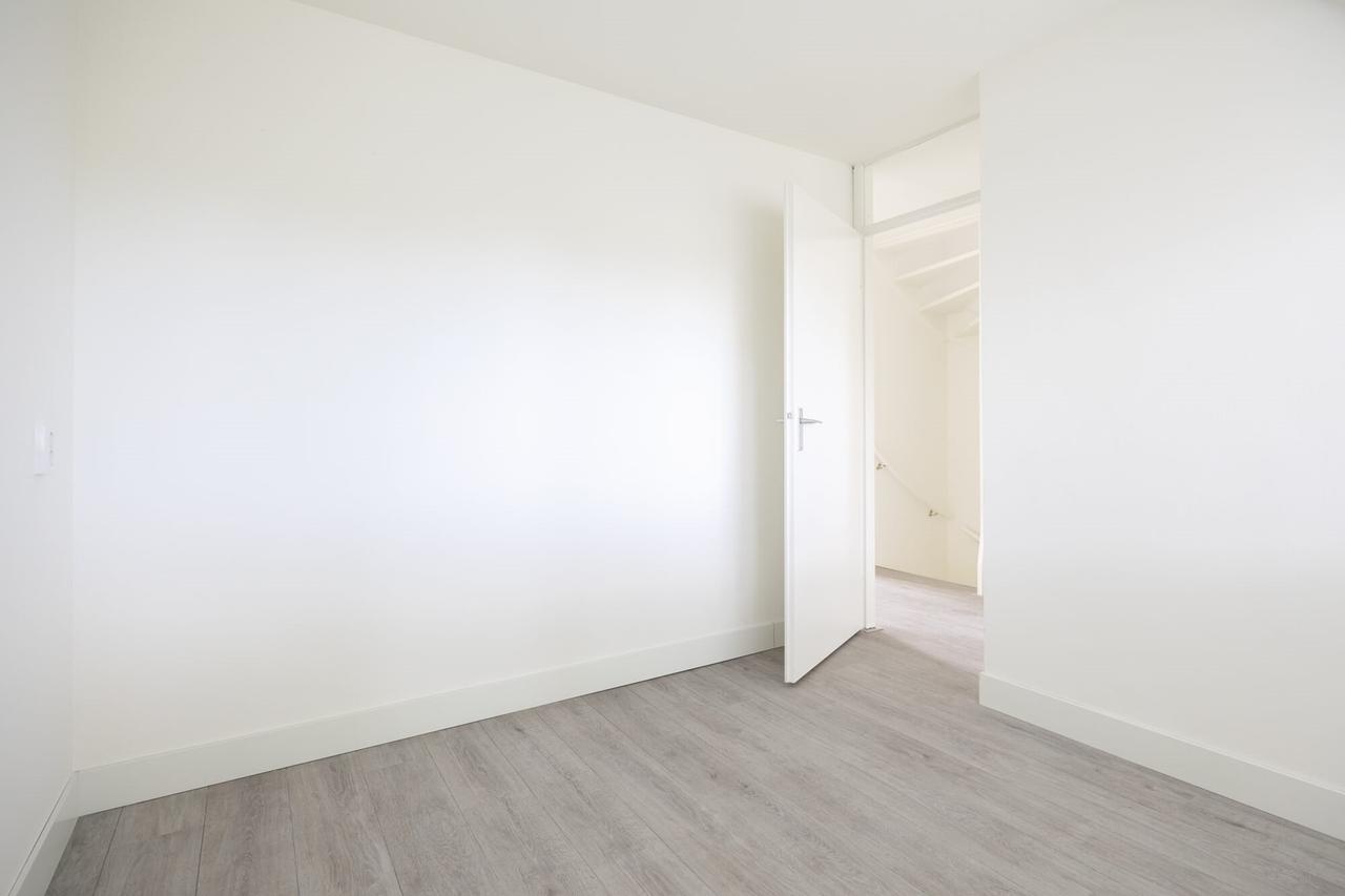 Renovated family home with garden - Image 18