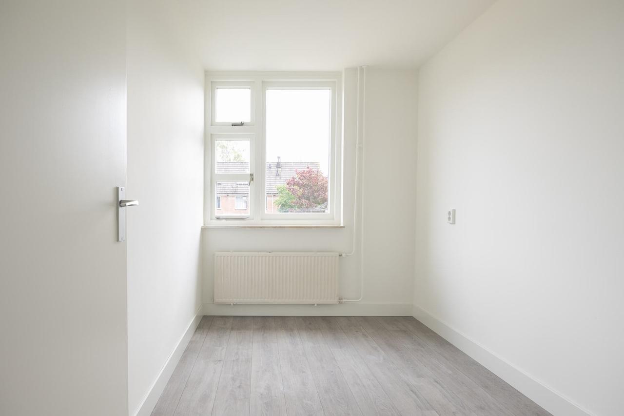 Renovated family home with garden - Image 19
