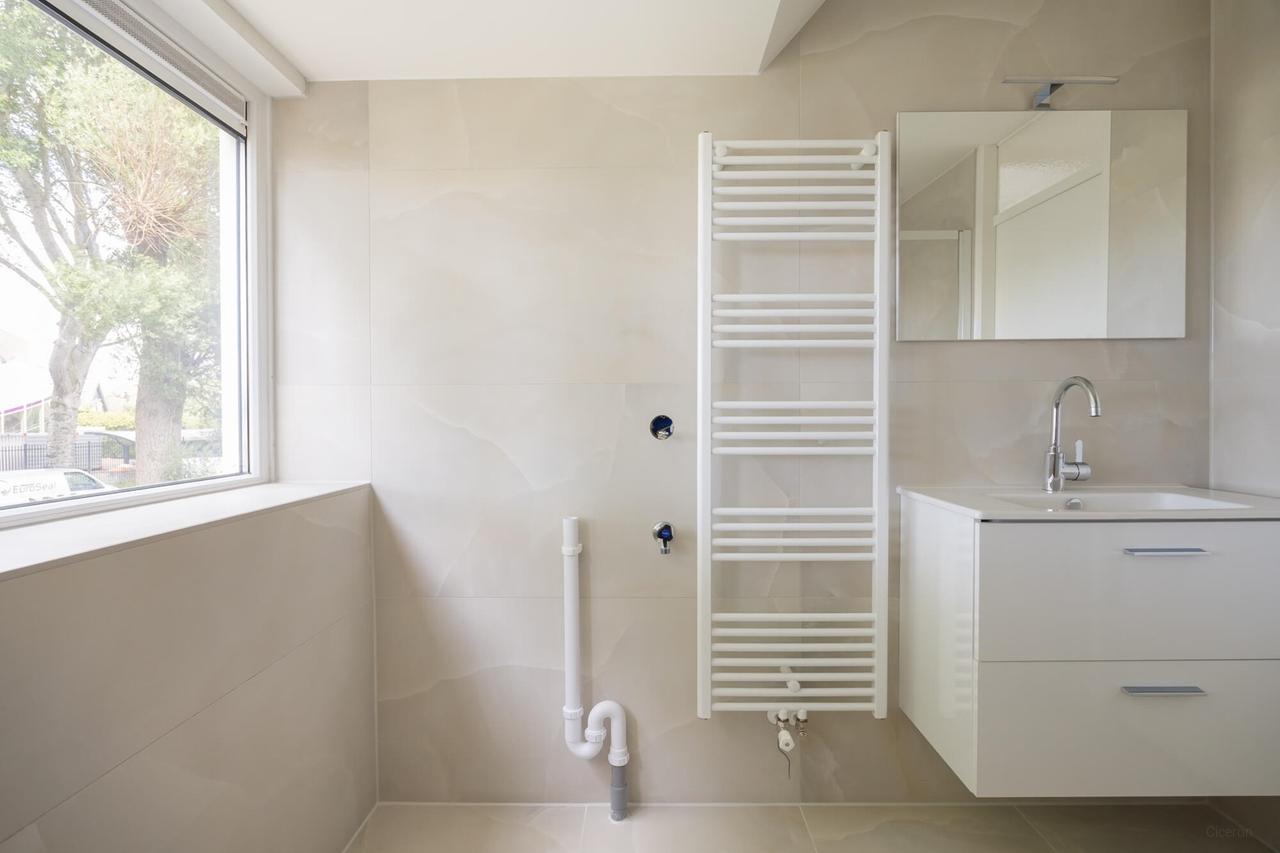 Renovated family home with garden - Image 24