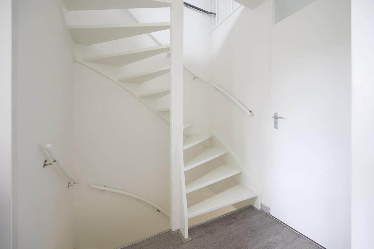 Renovated family home with garden - Image 25