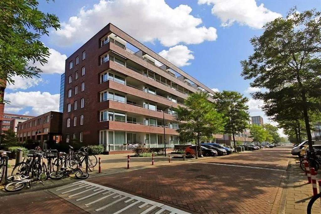 98 m2 appartement met groot terras in Osdorp - Afbeelding 1