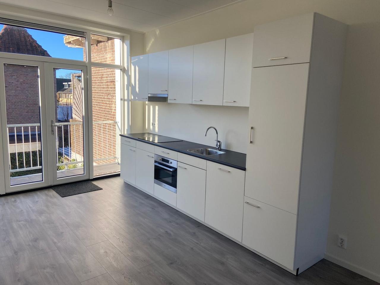 Net gerenoveerd dubbel bovenhuis met 4 slaapkamers - Afbeelding 2