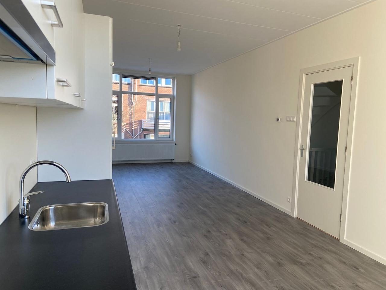 Net gerenoveerd dubbel bovenhuis met 4 slaapkamers - Afbeelding 3