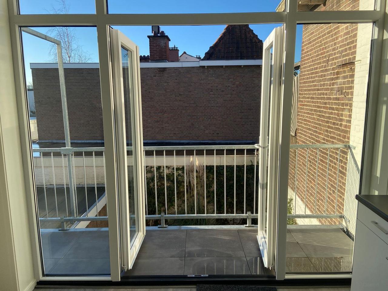 Net gerenoveerd dubbel bovenhuis met 4 slaapkamers - Afbeelding 7