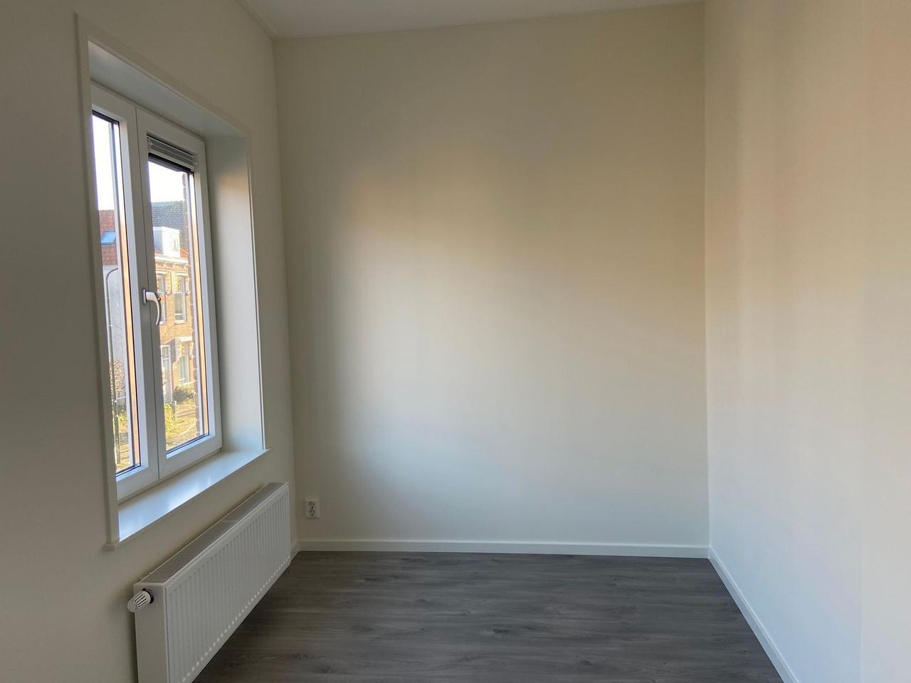 Net gerenoveerd dubbel bovenhuis met 4 slaapkamers - Afbeelding 8