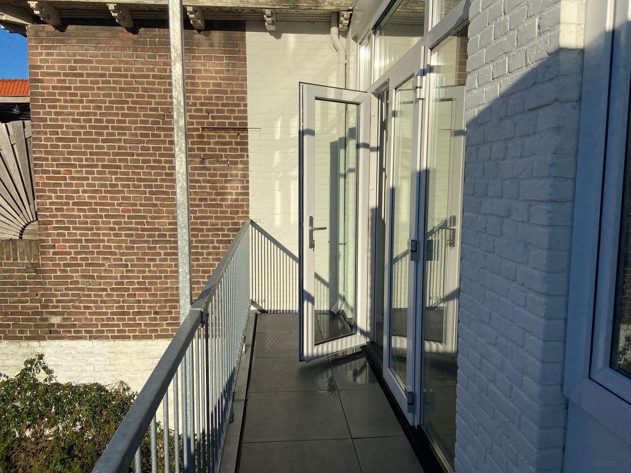 Net gerenoveerd dubbel bovenhuis met 4 slaapkamers - Afbeelding 16