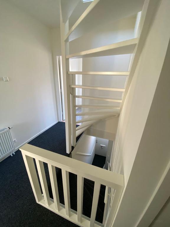 Net gerenoveerd dubbel bovenhuis met 4 slaapkamers - Afbeelding 19