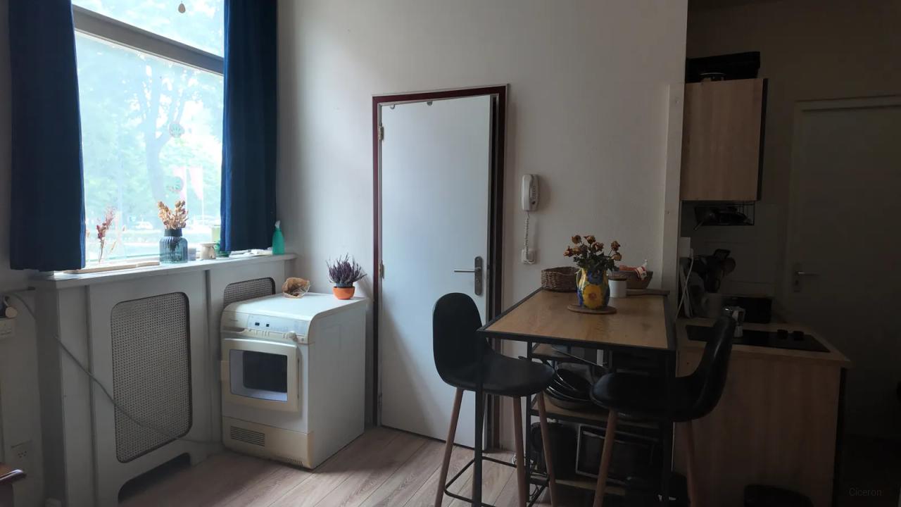 Student Room with Shared Living Room - Image 1