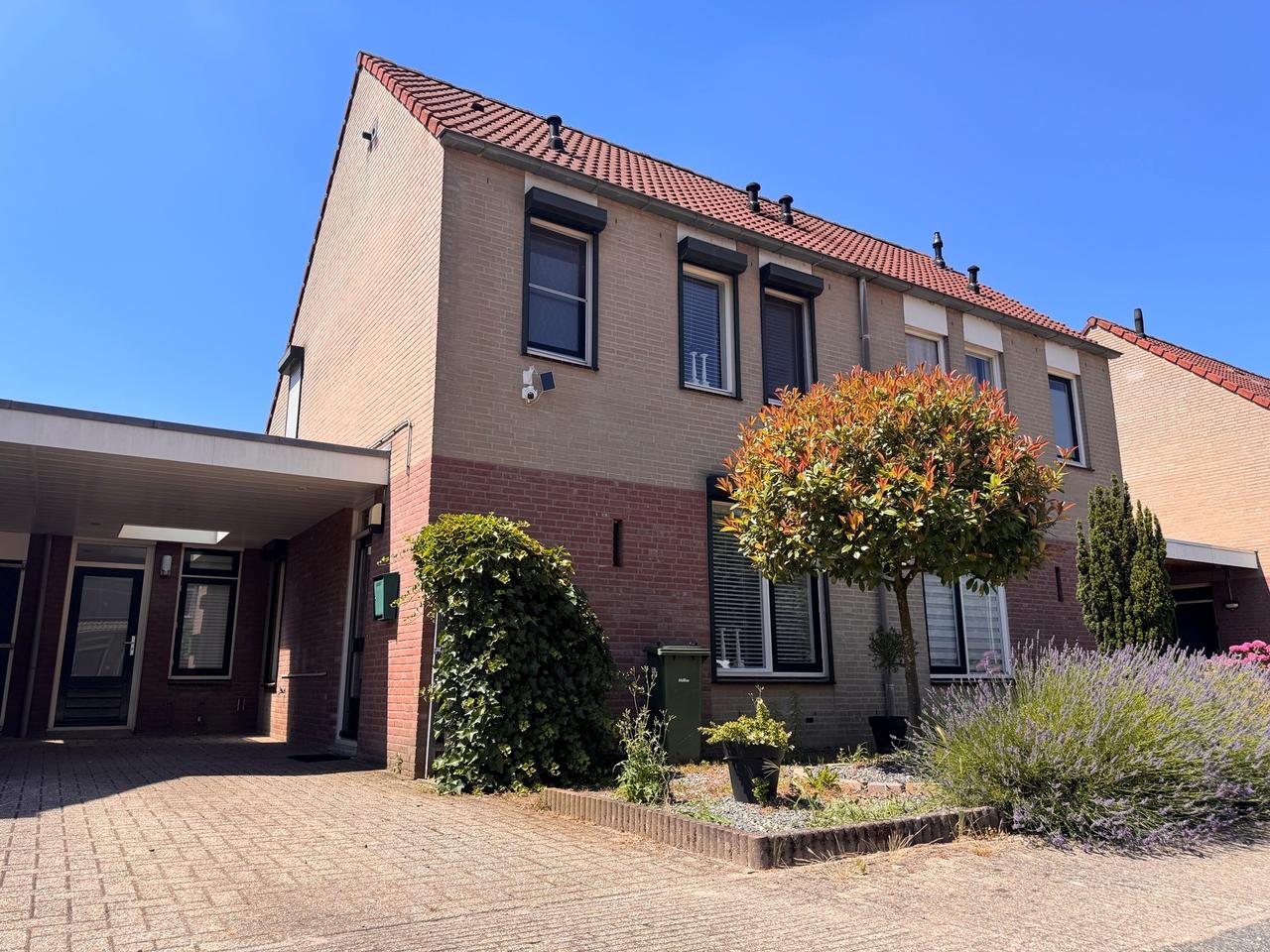 5-bedroom house with garden in Mook - Image 1