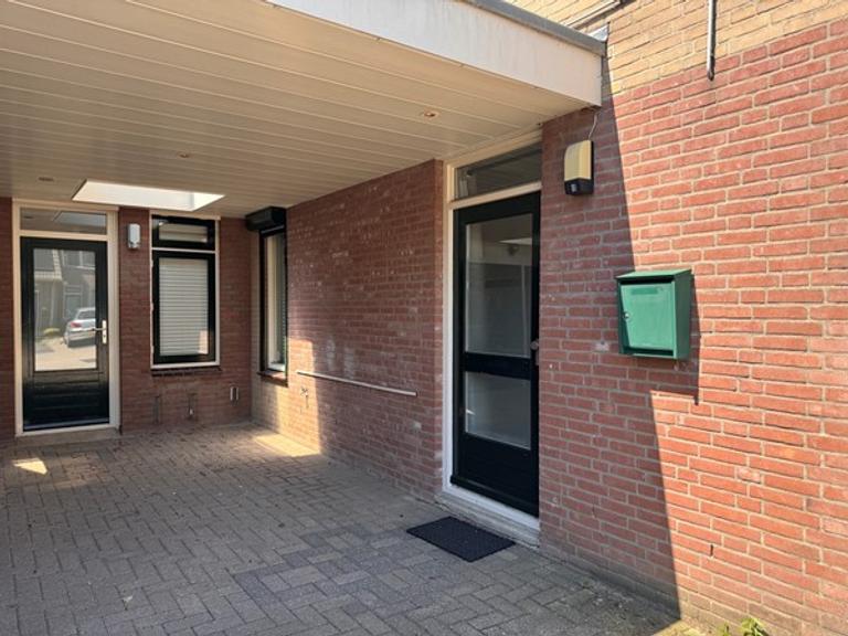 5-bedroom house with garden in Mook - Image 2