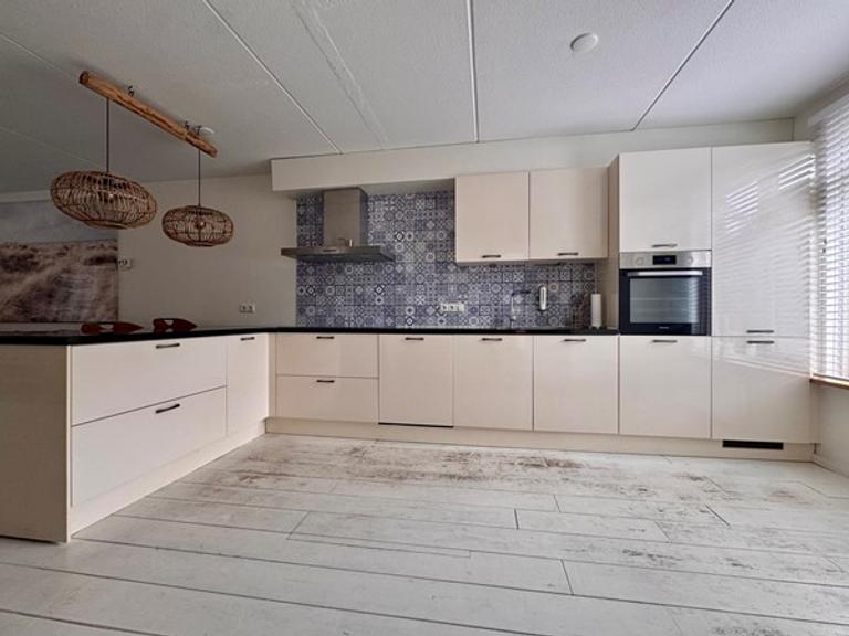 5-bedroom house with garden in Mook - Image 3