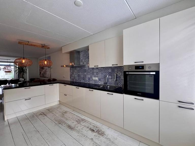 5-bedroom house with garden in Mook - Image 4