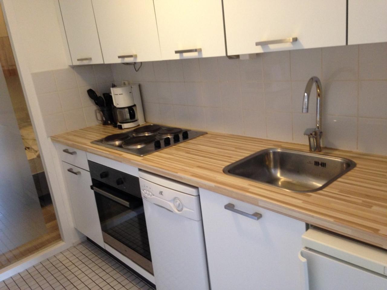 Gemeubileerde studio met balkon in centrum - Afbeelding 3