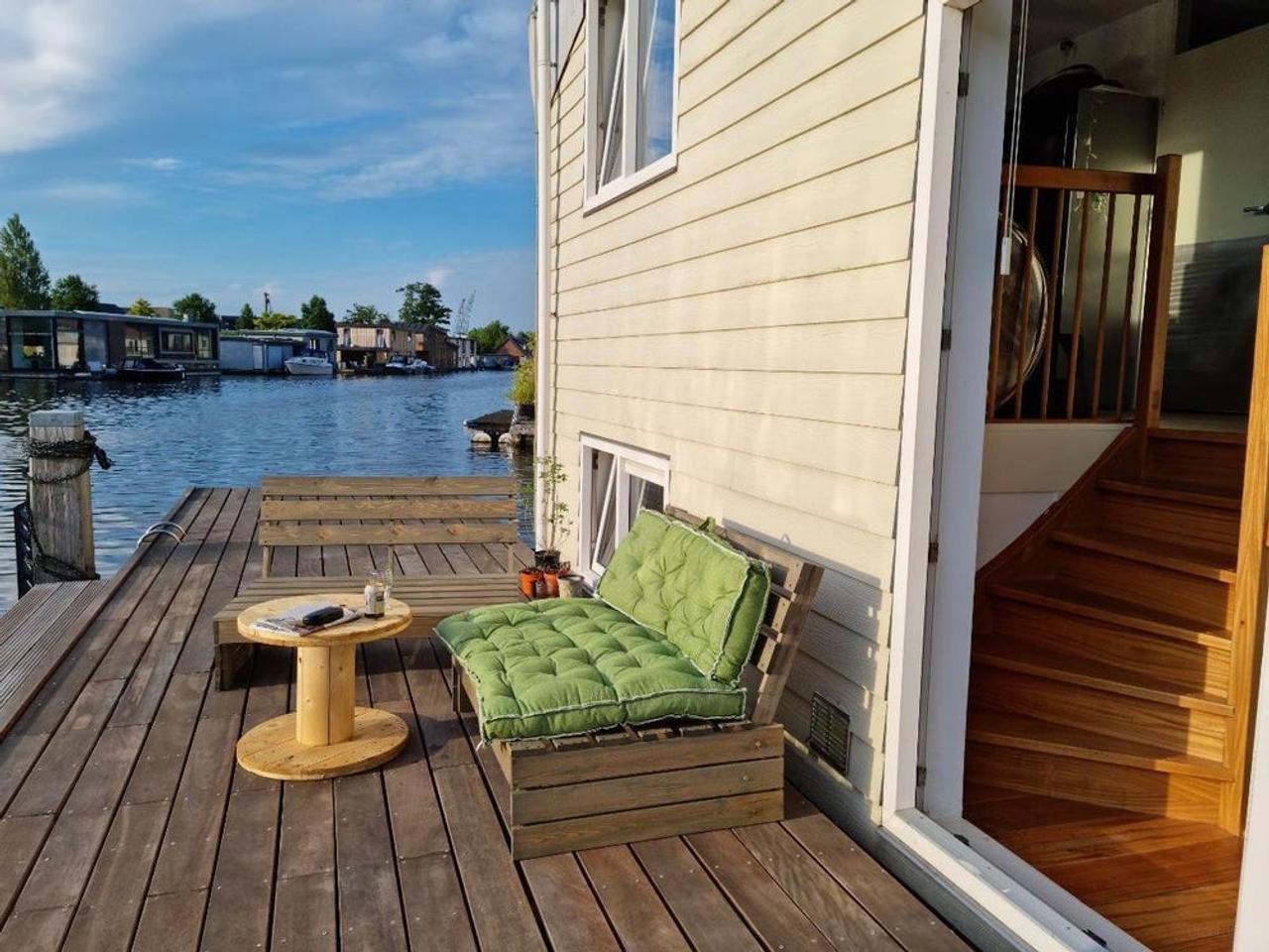 Woonboot met tuin en terras in Amsterdam Noord - Afbeelding 1