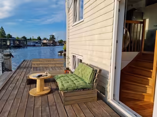 Woonboot met tuin en terras in Amsterdam Noord