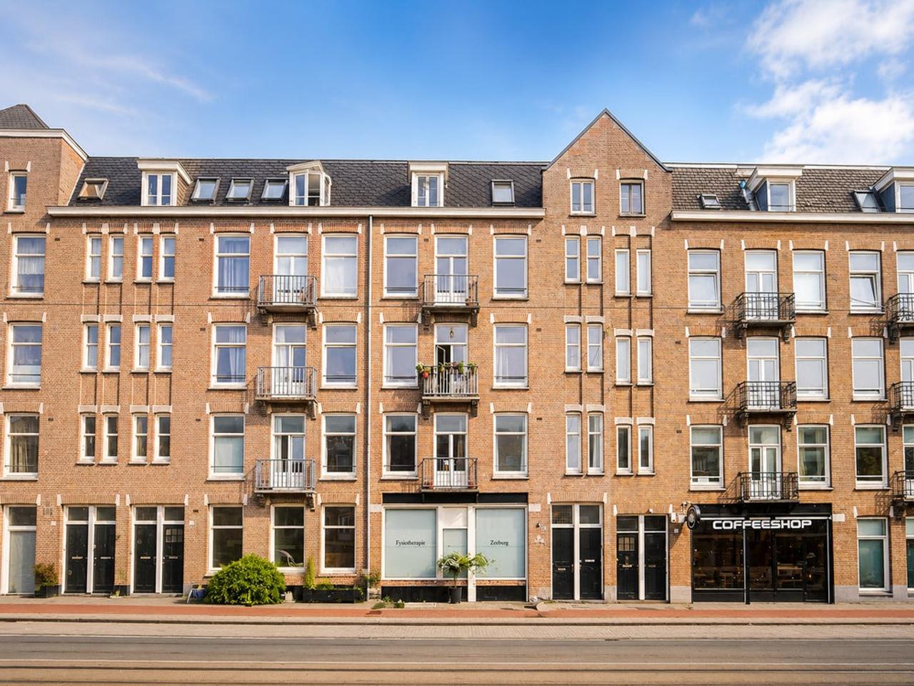 Bright 2-bedroom apartment with 2 balconies - Image 1