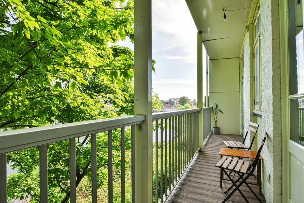 Bright 2-bedroom apartment with 2 balconies - Image 2